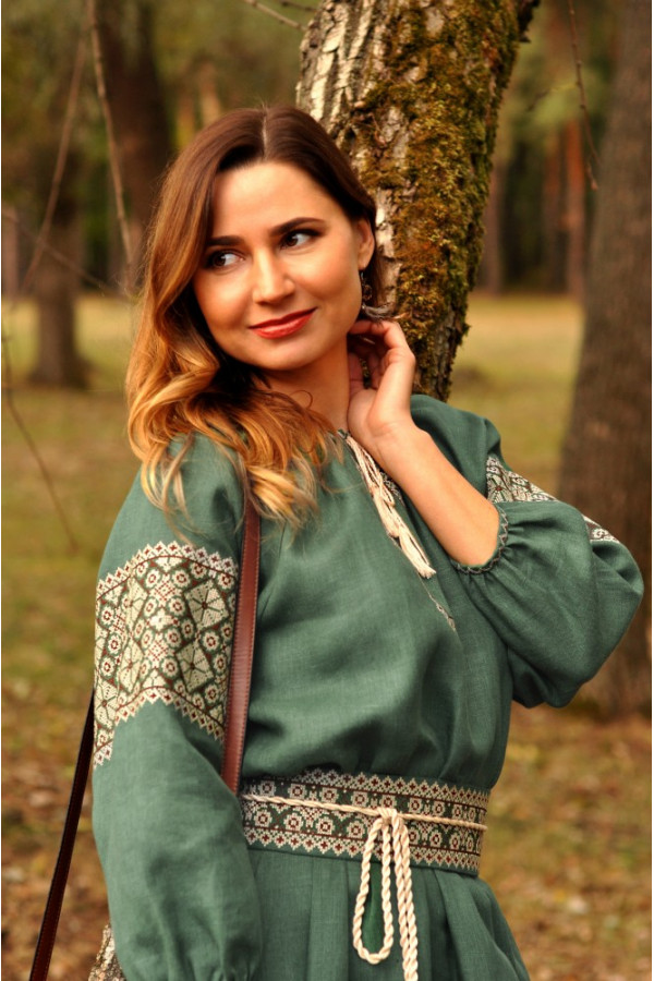 Красива зелена сукня з бежевою вишивкою 