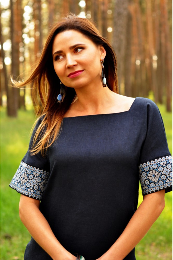 Лляна сукня прямого крою з вишивкою Лляна сукня прямого крою з вишивкою