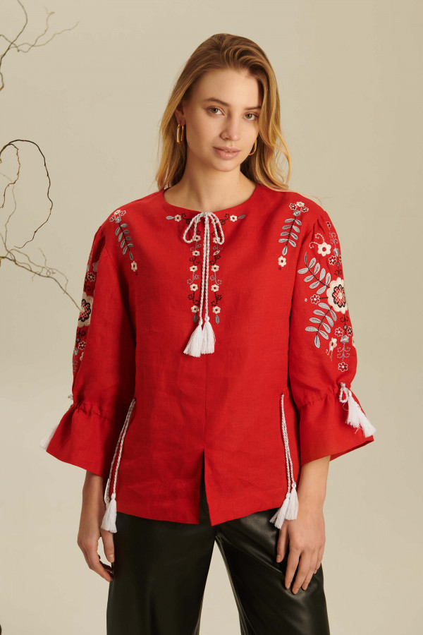 Червона лляна блуза з вишитими весняними квітами Червона лляна блуза з вишитими весняними квітами