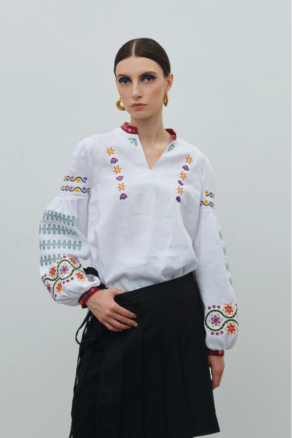 Біла лляна жіноча сорочка з квітковим орнаментом Біла лляна жіноча сорочка з квітковим орнаментом